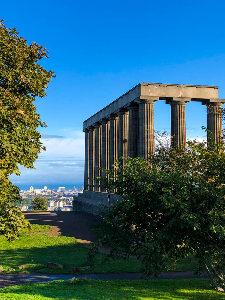 Monument auf dem Calton Hill in Edinburgh. Der Himmel ist strahlend blau.