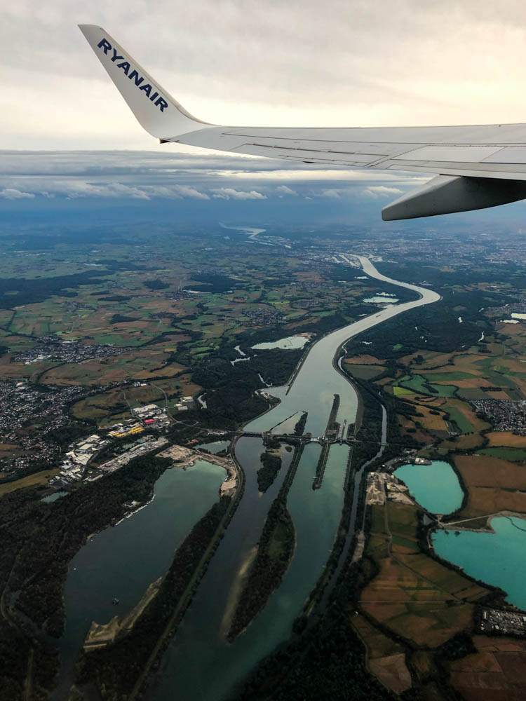 Foto aus dem Fenster von Flugzeug. Es ist der Altrhein und Rhein zu sehen.