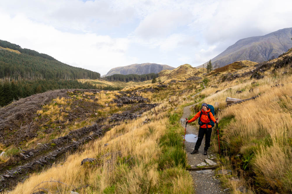 Melanie beim Trekking auf dem West Highland Way in Schottland. Sie steht in den schottischen Highlands