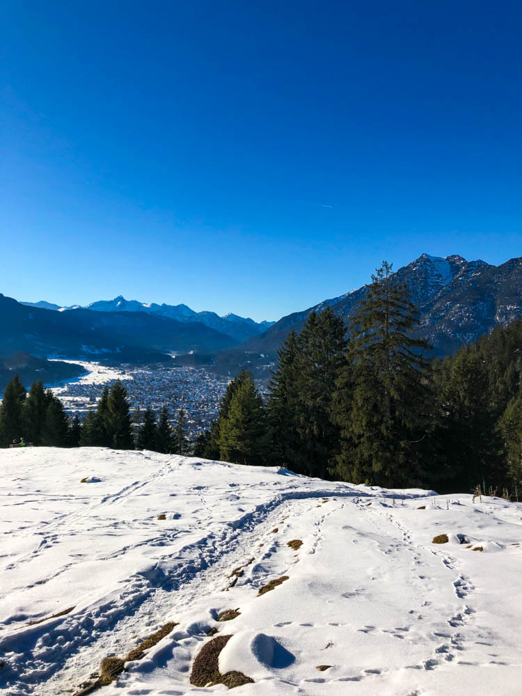 Winterwanderung auf den Wank bei strahlend blauem Himmel. Es ist im Tal Garmisch-Partenkirchen zu sehen. Winter in den Alpen