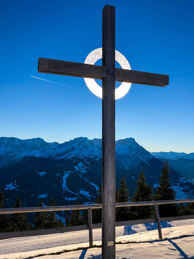 Gipfelkreuz Wank - Winter in den Alpen bei strahlend blauem Himmel