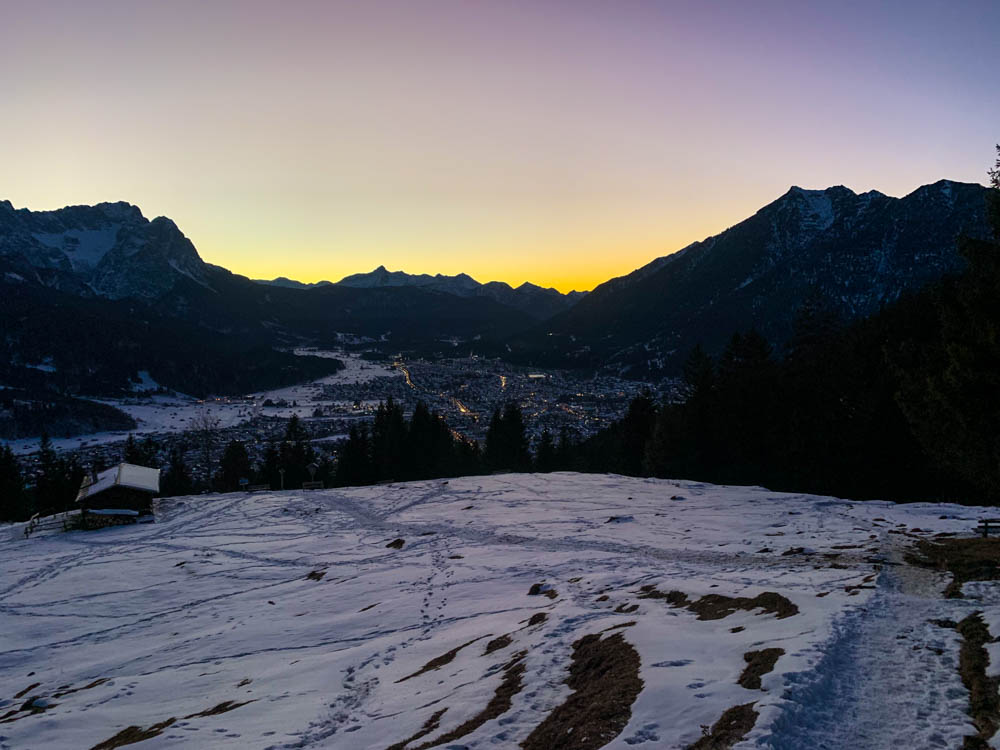 Sonnenuntergang über Garmisch-Partenkirchen. Winter in den Alpen - Wank Wanderung