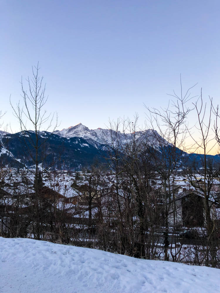 Bild von Alpspitze und Bergmassiv sowie Garmisch-Partenkirchen im Winter