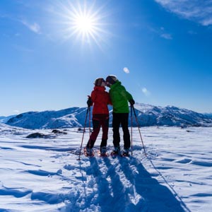 Nord-Norwegen Anfang April. Melanie und Julian bei einer Schneeschuhtour. Sonnenstern über ihnen.