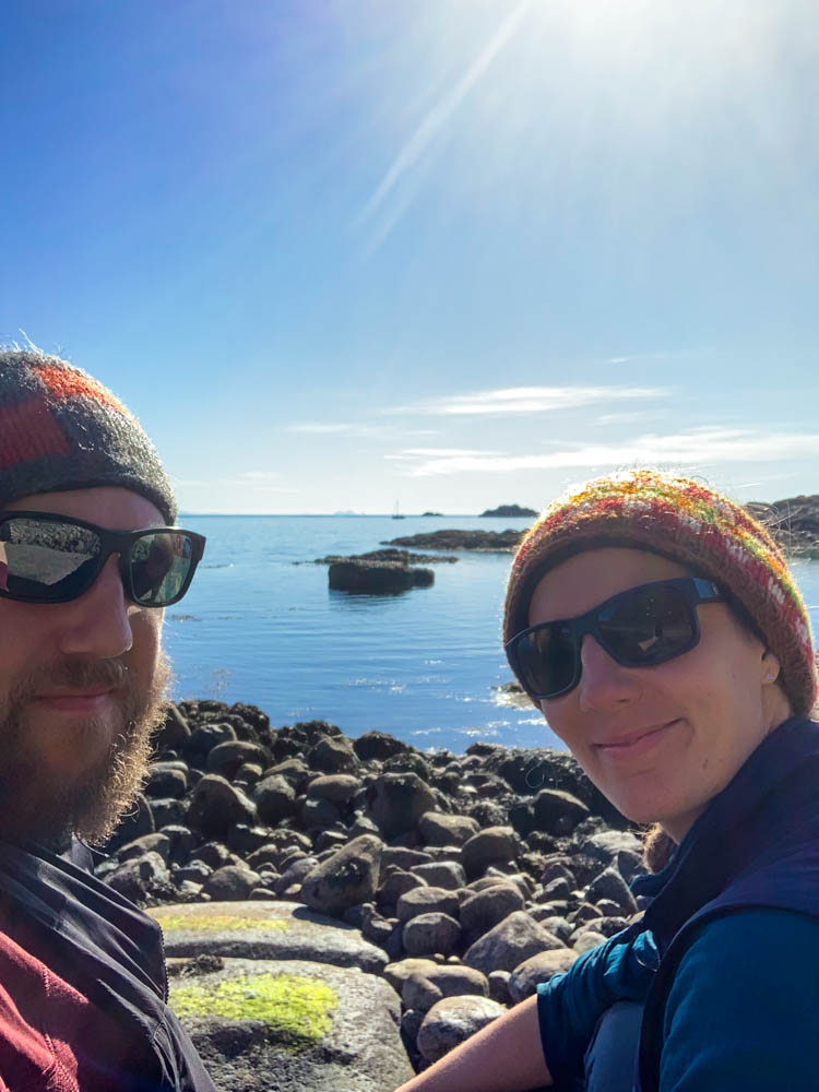 Selfie von Melanie und Julian am Atlantik auf den Lofoten
