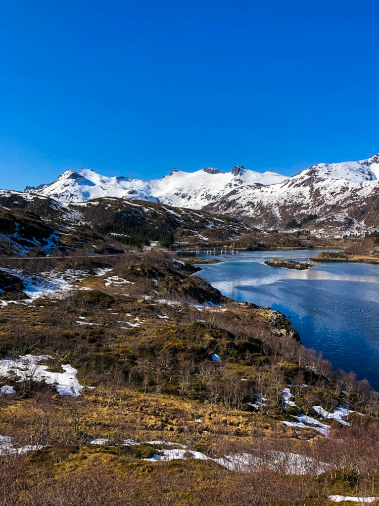Lofoten im April - strahlend blauer Himmel, Schnee auf den Gipfeln