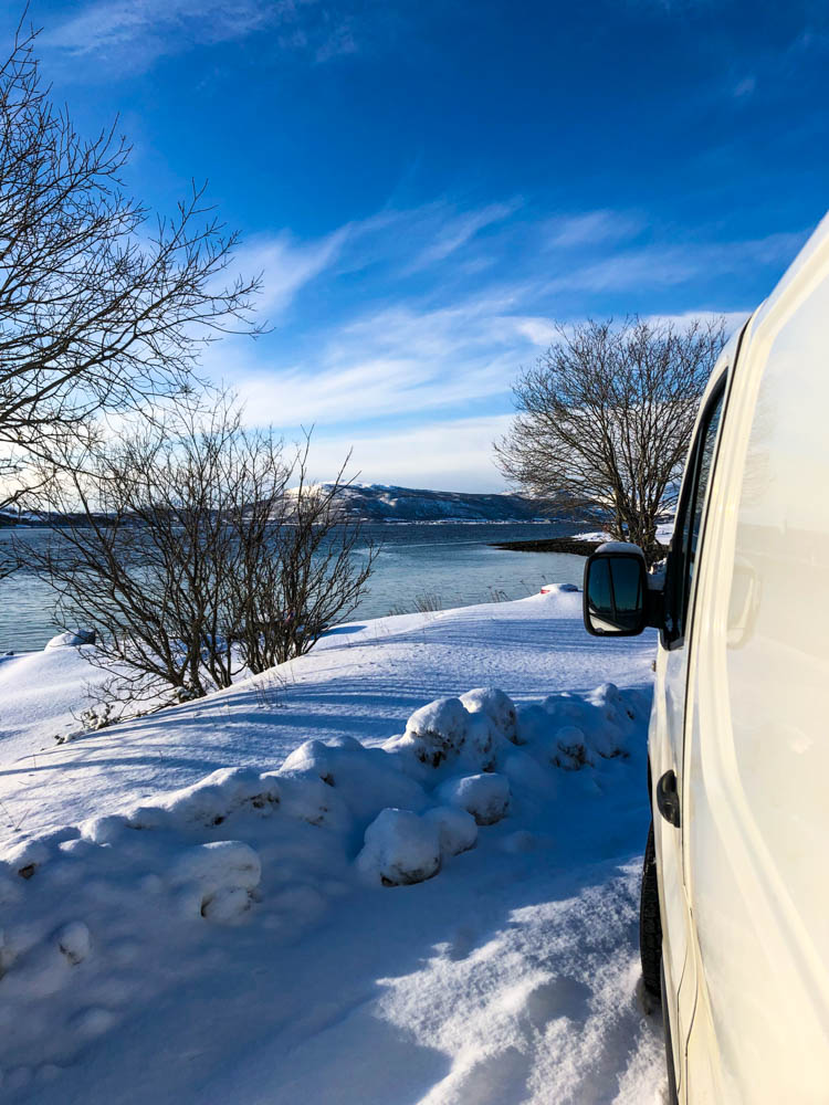Van Vivaldi auf Parkplatz voller Schnee direkt am Atlantik. Nordnorwegen Anfang April - der Himmel ist kräftig blau mit nur vereinzelten Wolken