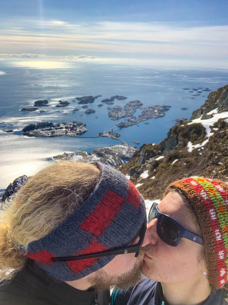Selfie von Melanie und Julian wie sie sich am Gipfel des Festvågtinden bei Henningsvaer küssen. Lofoten im April