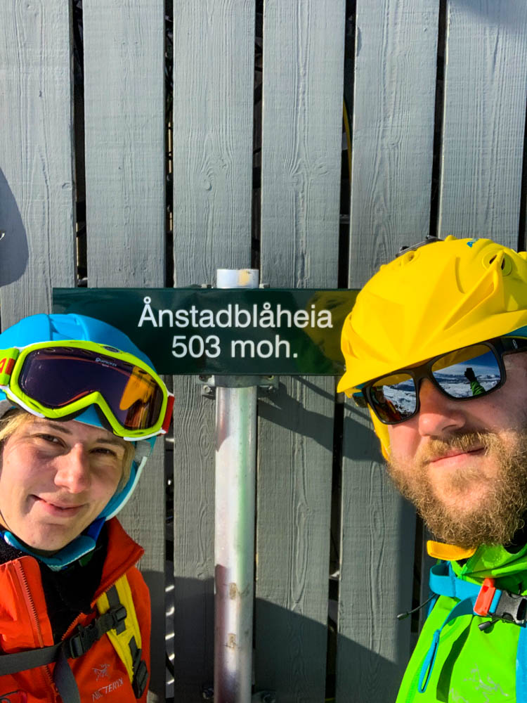 Selfie von Melanie und Julian von Gipfel Schild Ånstadblåheia bei Sortland. Die beiden sind kurz vor der Abfahrt.