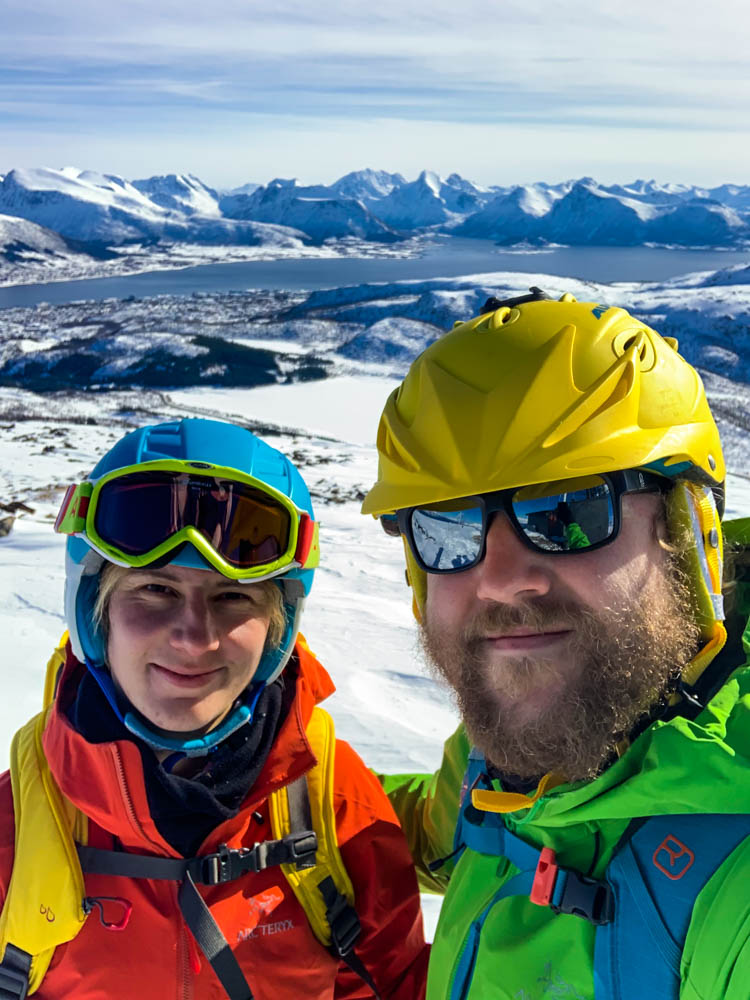 Selfie von Melanie und Julian auf Gipfel Ånstadblåheia (Sortland). Herrliche Schneelandschaft und Bergkulisse im Hintergrund. Nordnorwegen Anfang April