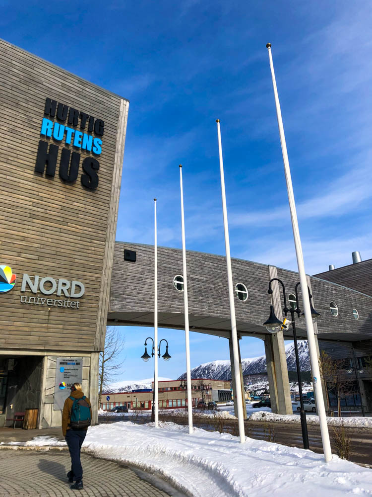 Hurtigruten Museum Stokmarknes - der Himmel ist strahlend blau, Julian läuft auf das Gebäude zu.