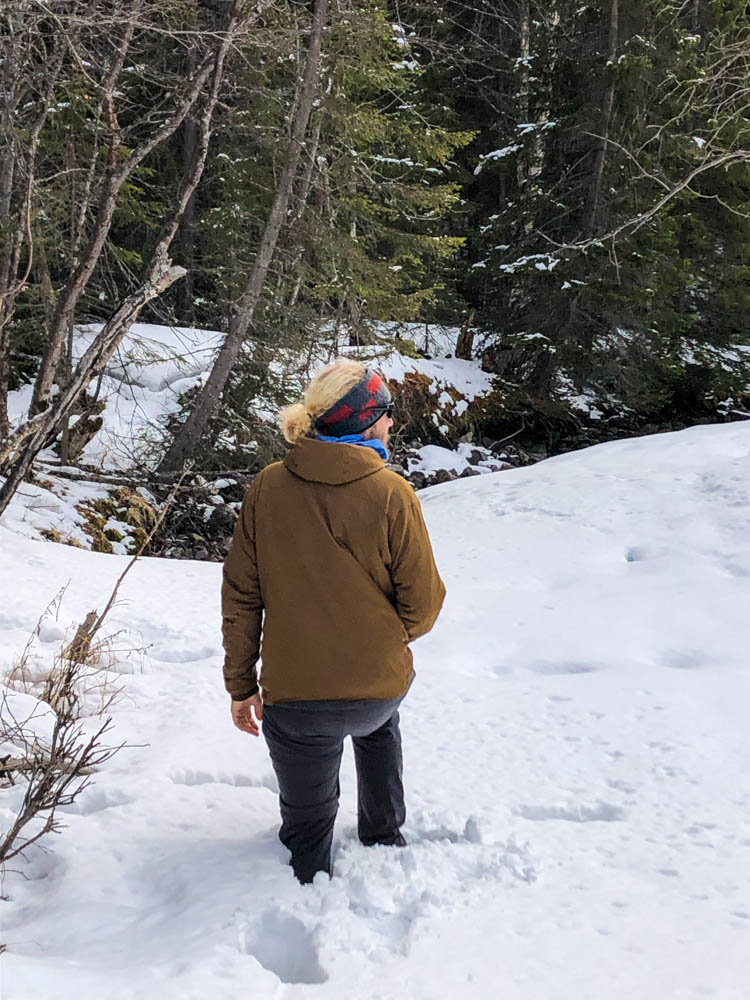 Julian beim Spazieren im Wald im Schnee in Nordnorwegen. Er ist bis zu den Knien im Schnee versunken.