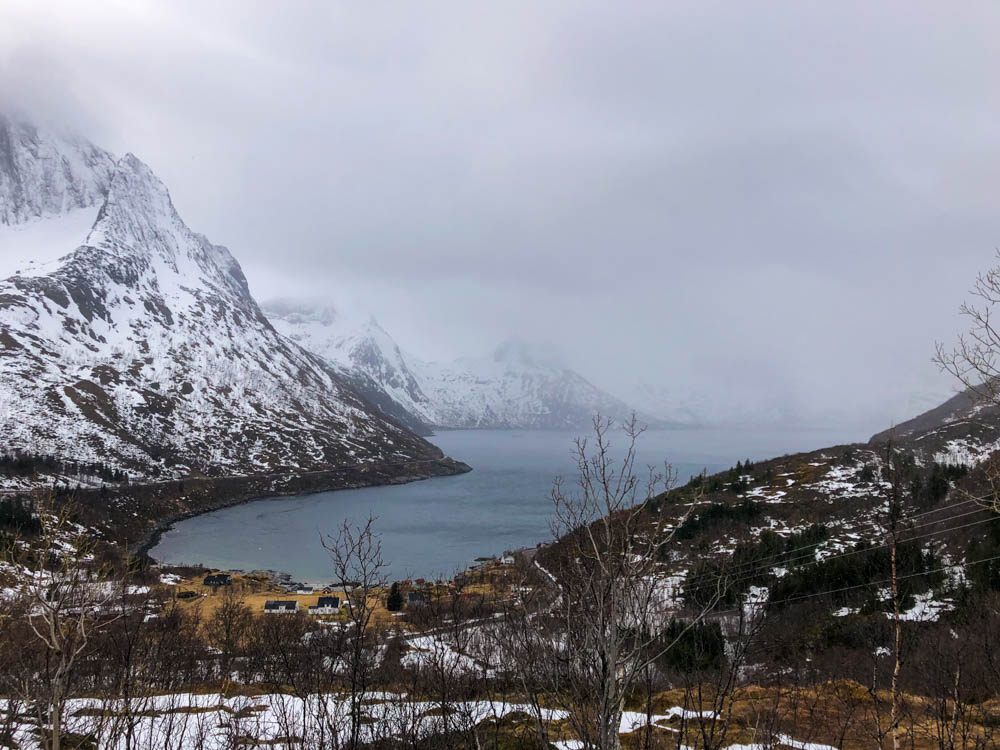 Verschneite Berglandschaft Senja - der Himmel hängt in weißem Nebel. Tour Norwegen - über Senja nach Tromsö