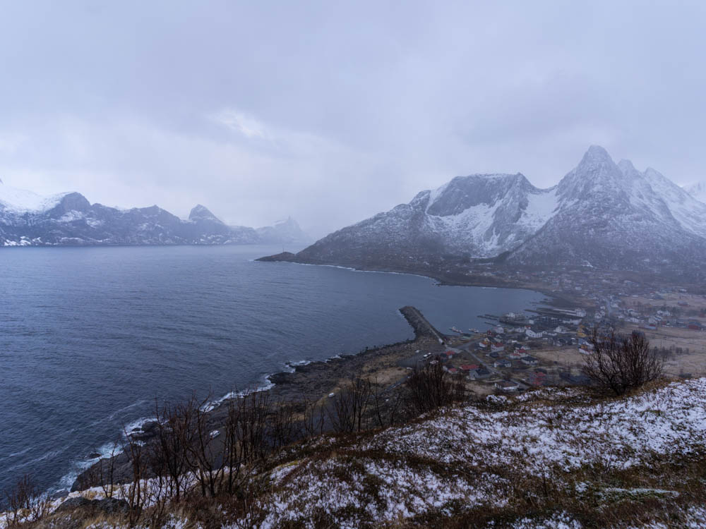 Landschaftsaufnahme Senja mit verschneiten Gipfeln und Fjord.