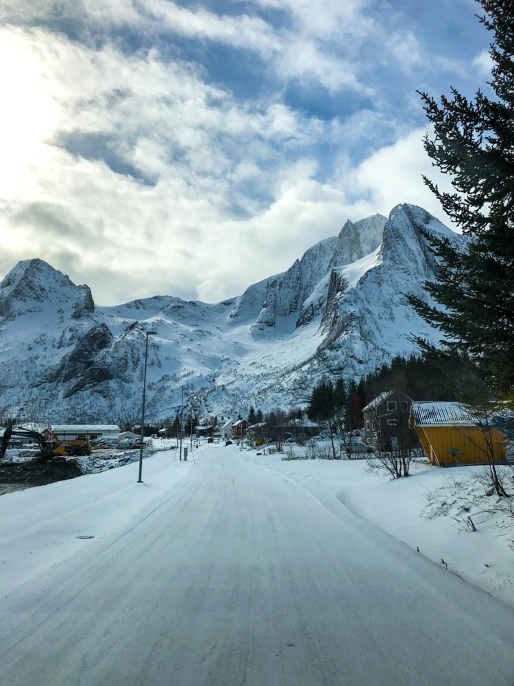Verschneite Straße und Berglandschaft Senja - über Senja nach Tromsö Tour Norwegen