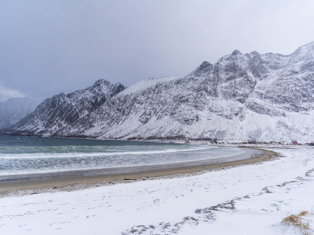 Strand vom Ersfjord. Verschneite Berglandschaft - über Senja nach Tromsö Tour Norwegen
