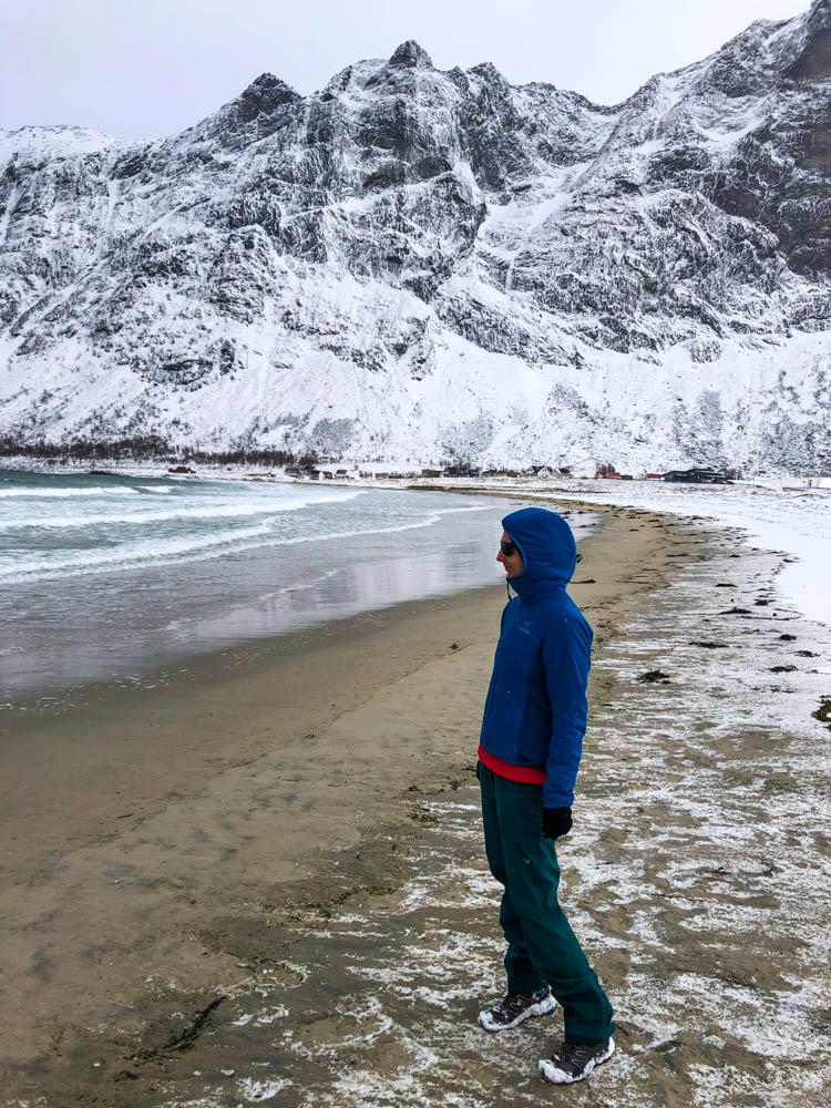 Melanie am Strand vom Ersfjord. Verschneite Berglandschaft - über Senja nach Tromsö Tour Norwegen