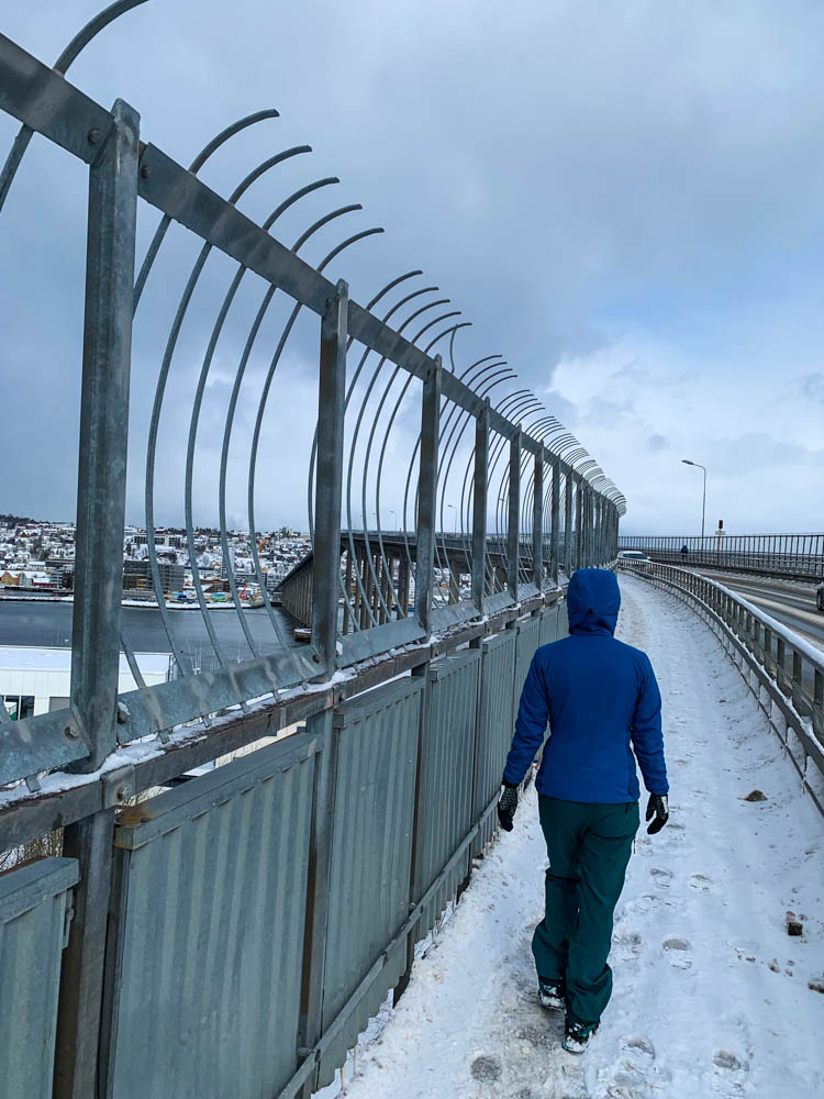 Melanie läuft über eine große Brücke bei Tromsö. Über Senja nach Tromsö - Schnee ohne Ende