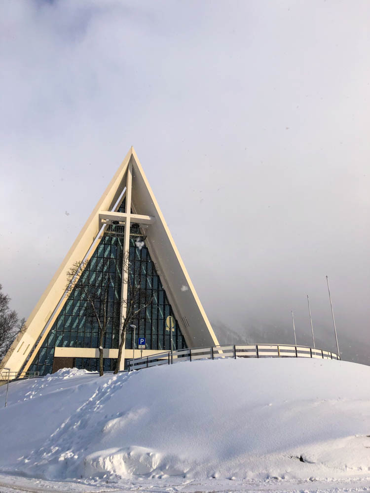 Eiskathedrale Tromsö. Vor der Kathedrale liegt Schnee, hinter ihr sieht man Nebel. Über Senja nach Tromsö - Schnee ohne Ende