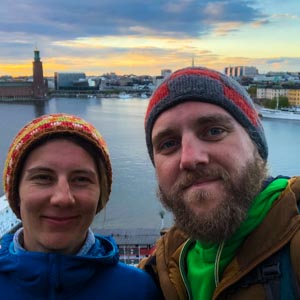 Selfie von Melanie und Julian mit Blick auf Stockholm.