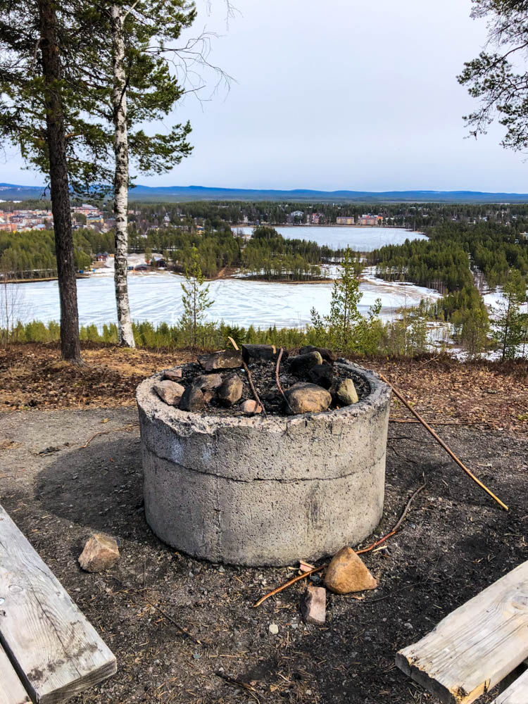 Feuerstelle in Nordschweden auf einer Aussichtsplattform