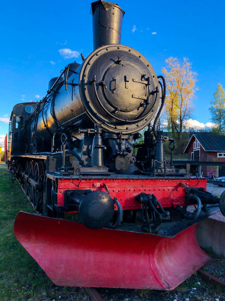 Lokomotive in Nordschweden im Frühling