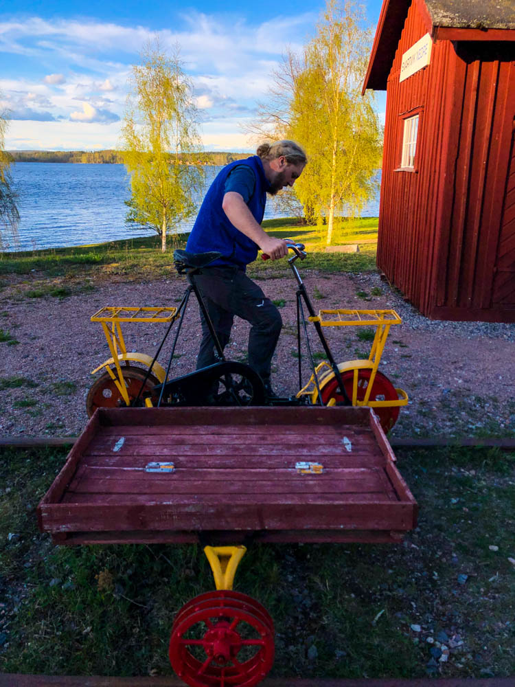 Julian entdeckt eine Draisine in Schweden an der Ostsee.