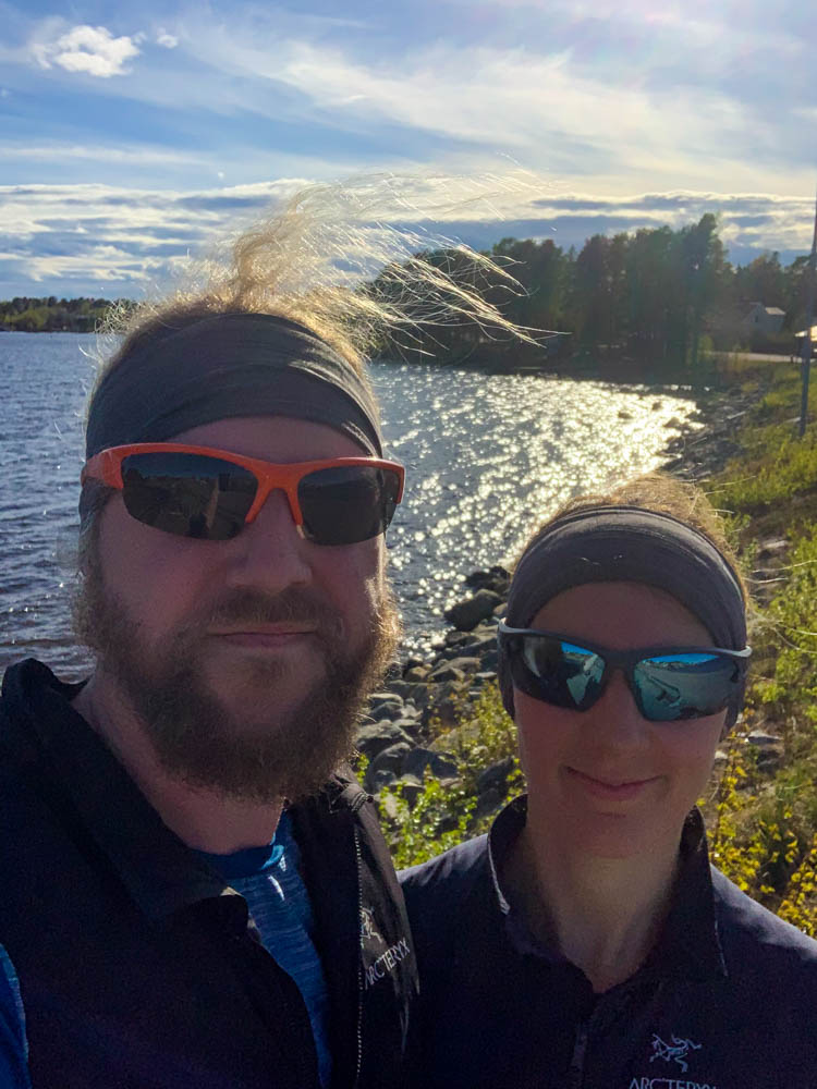 Selfie von Melanie und Julian nach dem Joggen in Nordschweden im Frühling. Der Himmel ist leicht bewölkt, die Sonne scheint jedoch