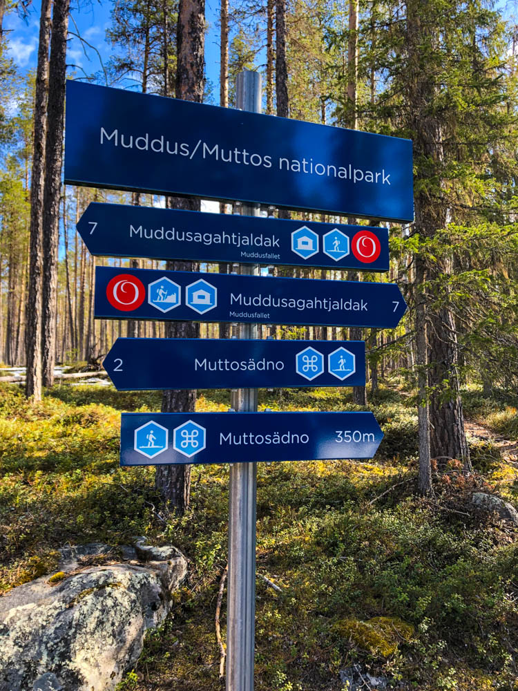 Wegweiser im Muddus Nationalpark Nordschweden
