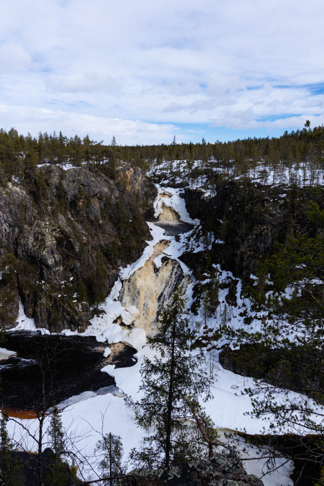 Wasserfall im Muddus Nationalpark Nordschweden im Frühling