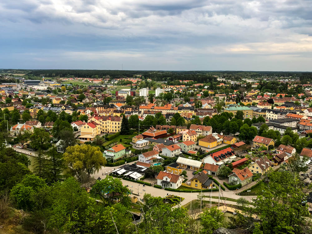Blick von einem Aussichtspunkt auf einem Hügel auf die Stadt Söderköping. Der Götakanal ist im Bild zu sehen