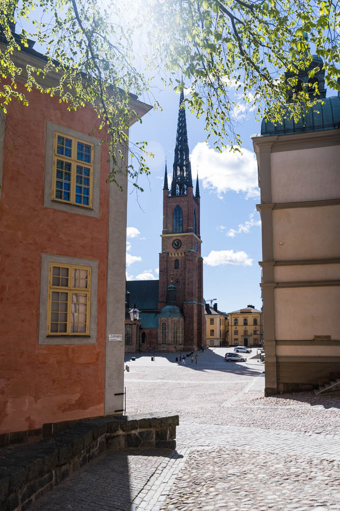 Blick in Gasse, in der Mitte ist eine Kirche zu sehen. Rund um Stockholm