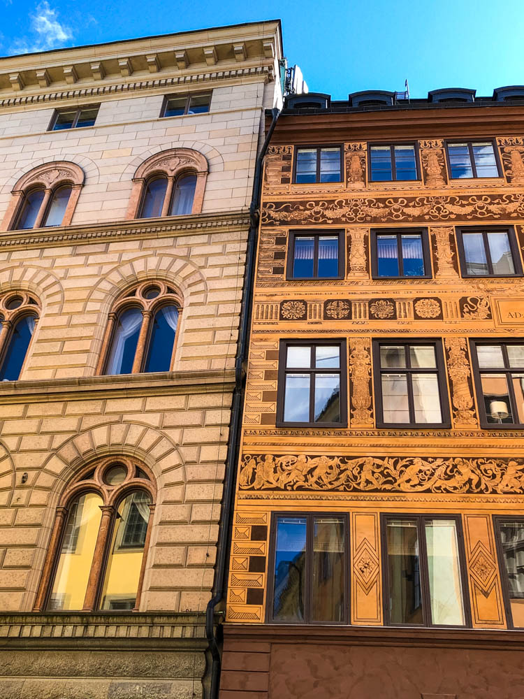 Häuserfassade in Stockholm, der Himmel ist strahlend blau