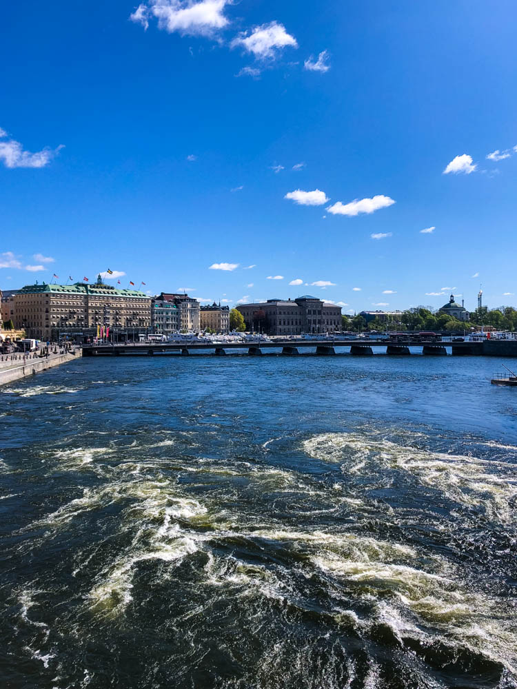 Aufnahme des zusammentreffens eines Flusses in die Ostsee in Stockholm