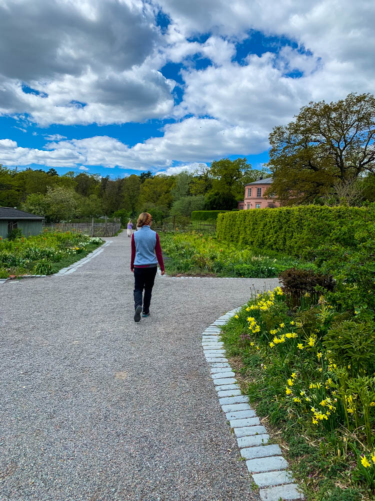 Melanie läuft durch einen Park in Djurgarden in Stockholm