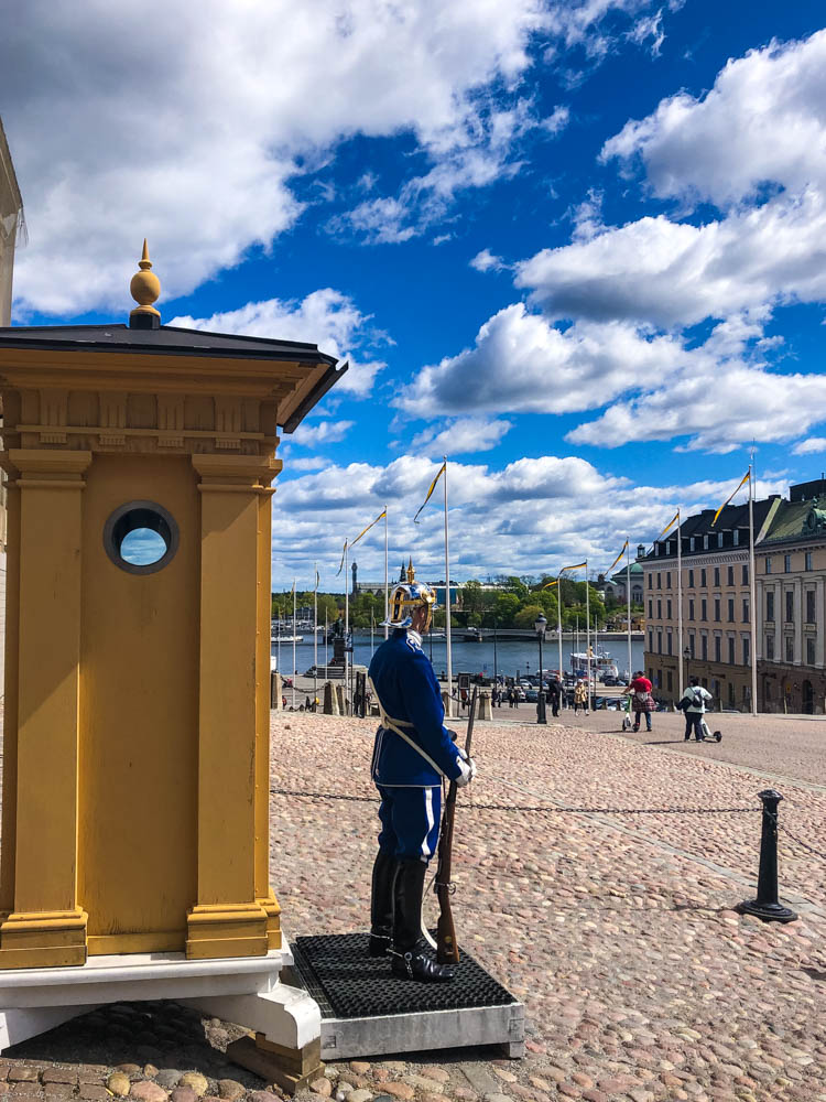Wachpersonal vor dem Königshaus in Stockholm