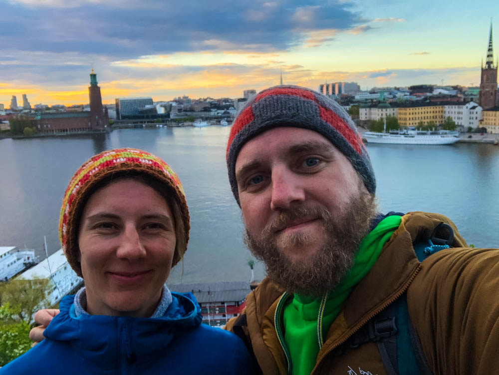 Selfie von Melanie und Julian vom Marienberget. Im Hintergrund ist die Stadt Stockholm, Hauptstadt Schwedens, zu sehen