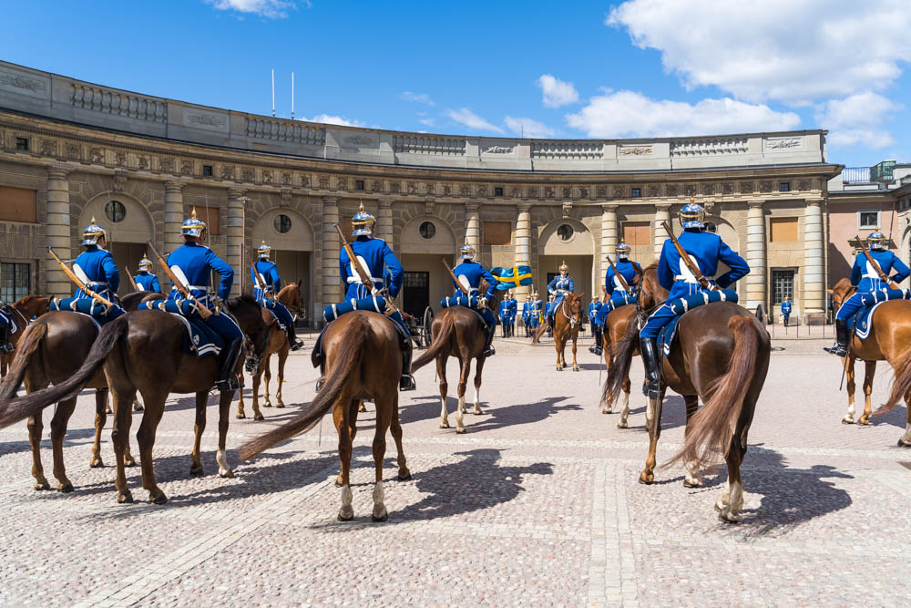 Wachwechsel im Hof des Königspalastes in Stockholm. Wachleute auf Pferden