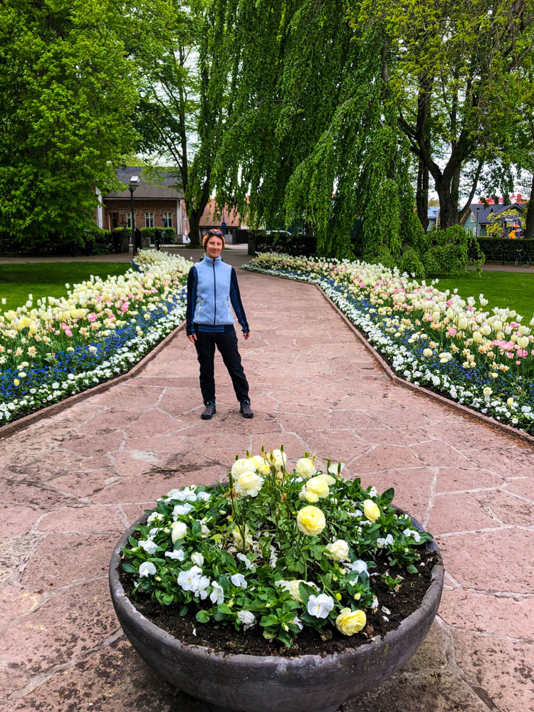 Melanie im Stadtpark mit bunten Blumen in Kalmar