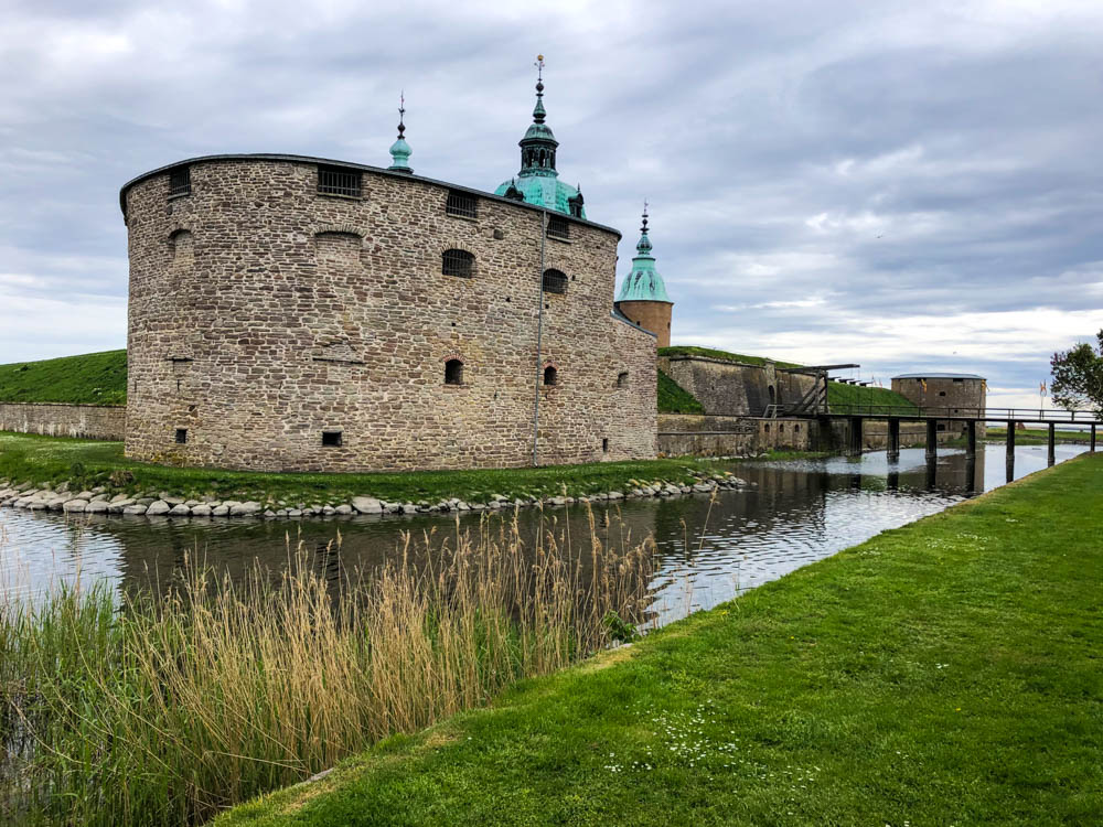 Schloss Kalmar in Südschweden. Es ist eine Brücke zu sehen, welche zum Schloss führt