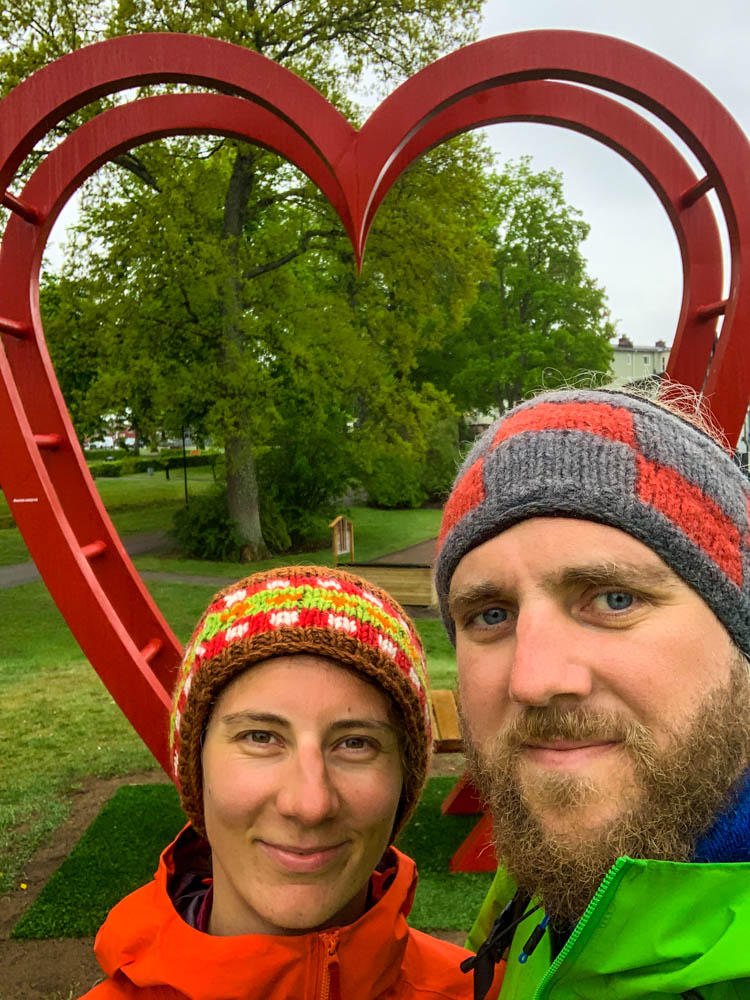 Selfie von Melanie und Julian vor einer Herzskulptur in einem Park in Västervik