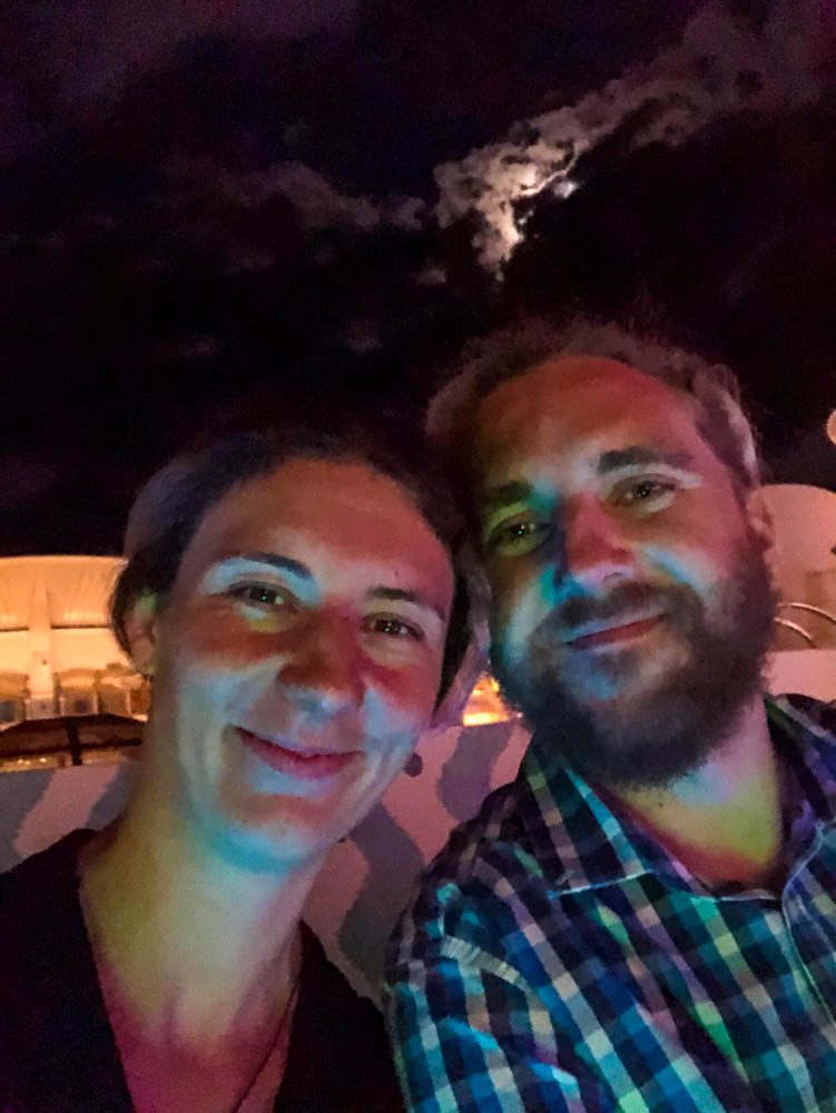 Melanie und Julian bei einem Selfie auf dem Pooldeck. Es ist ziemlich dunkel und man erkennt wenig. Horizont erweitern hat angefangen.
