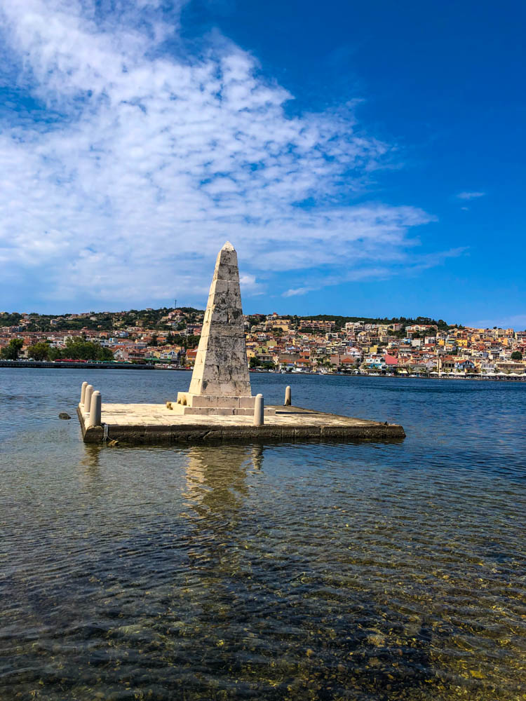 Ein Obelisk im Meer von Argostoli.