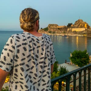 Julian blickt auf eine Burganlage in Korfu. Abenddämmerung