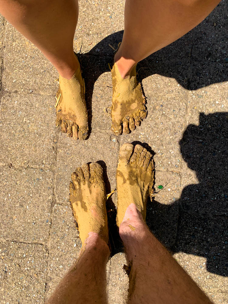 Melanie und Julian zeigen ihre verdreckten Füße, nach dem Spaziergang im Barfußpark Dornstetten (Lehm, Stroh etc.)