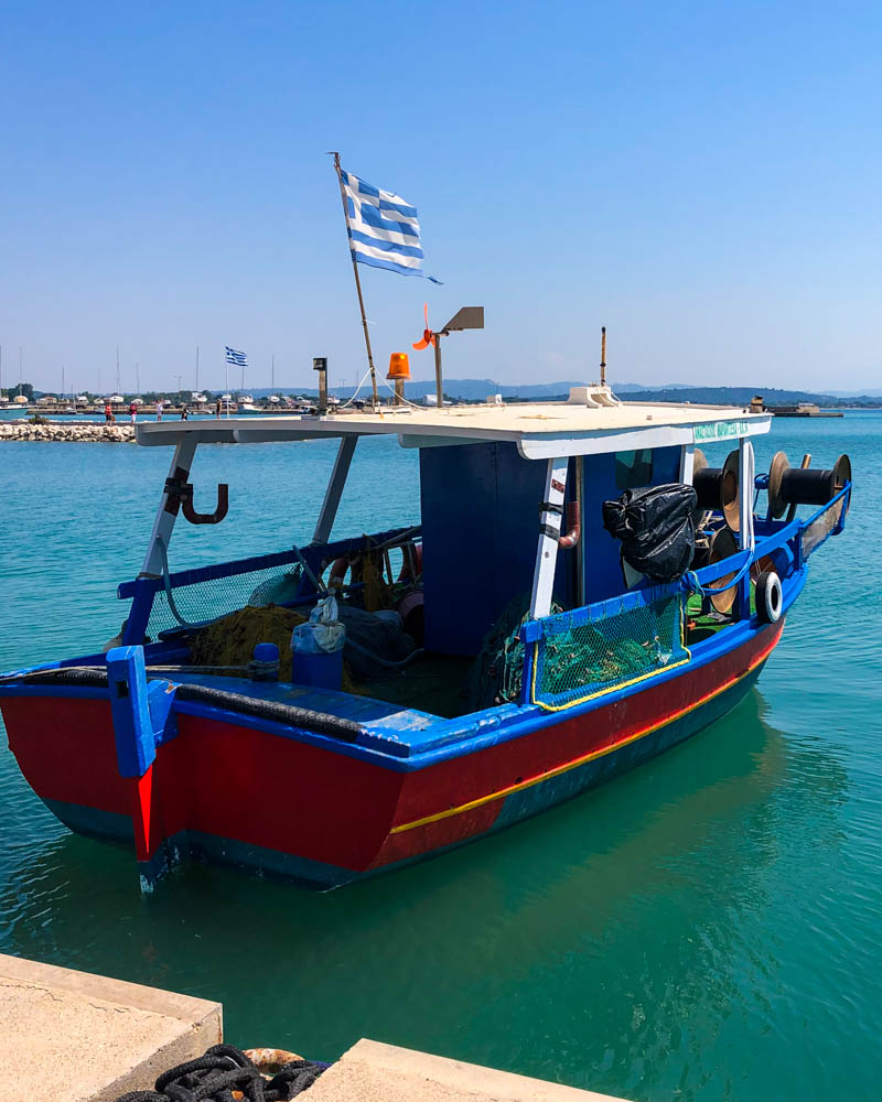 Ein kleines buntes Fischerboot im kleinen Hafen von katakolo.
