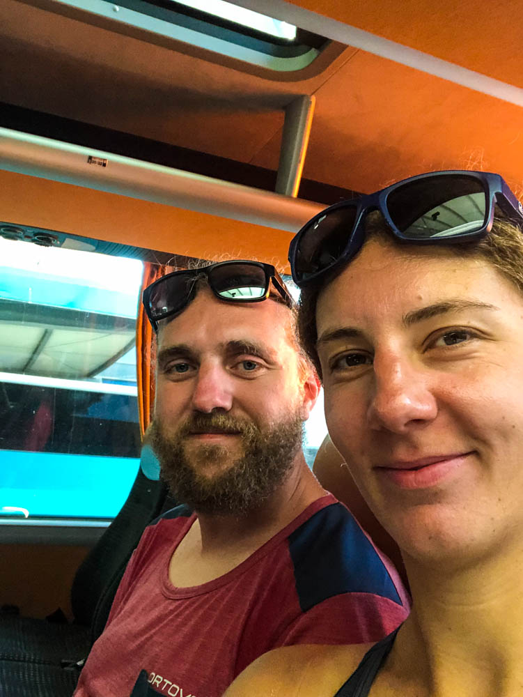 Selfie von Melanie und Julian wie sie müde in einem Bus sitzen auf dem Weg nach Paleokastritsa