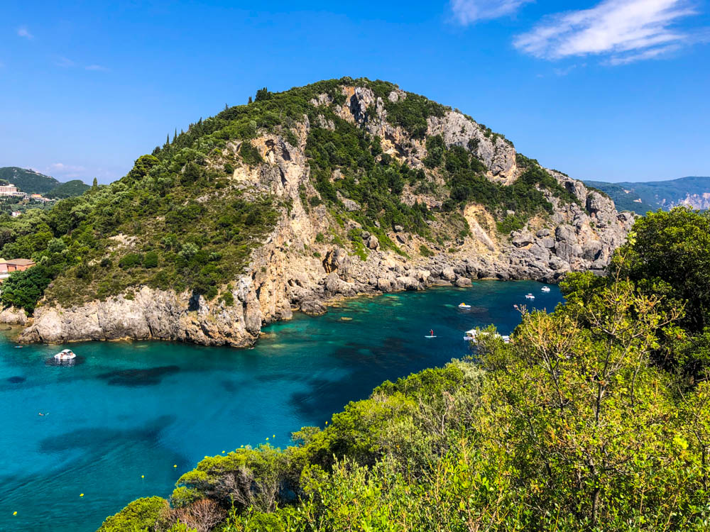 Paleokastritsa Korfu - Das Mittelmeer zieht in eine Bucht. Das Wasser ist türkisfarben, drum herum grüne Hänge.