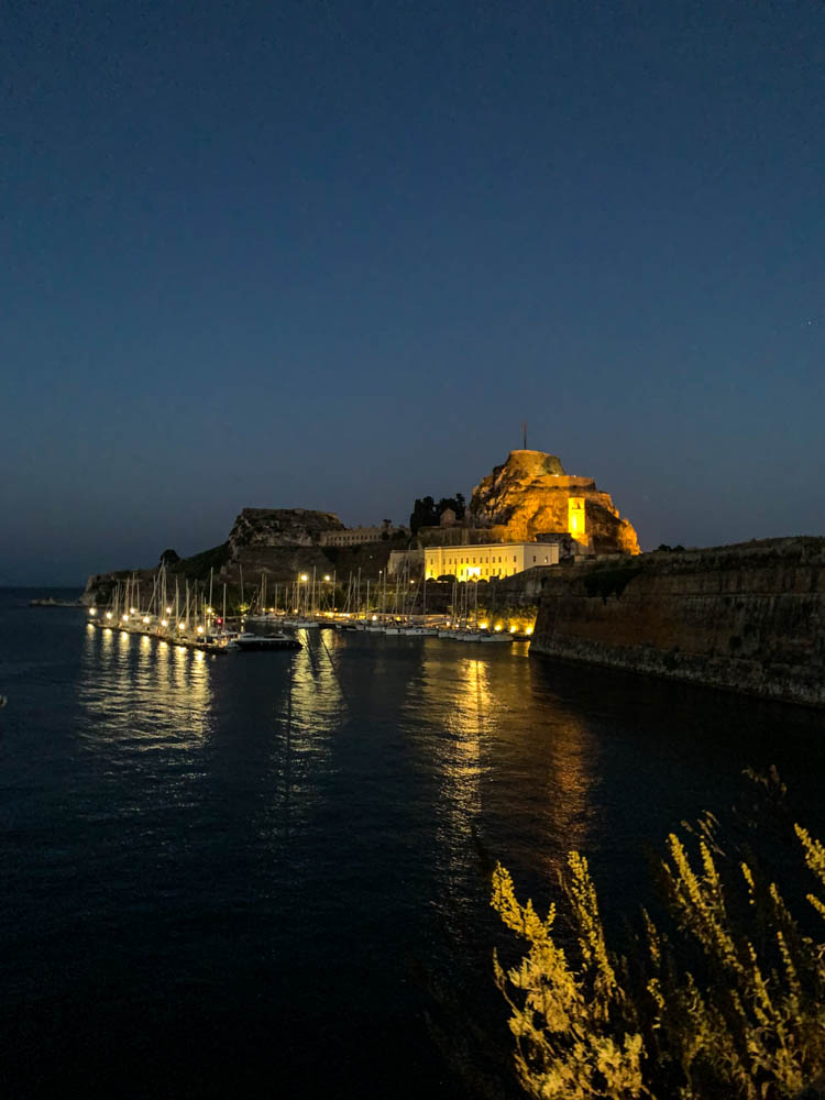 Alte Festung Korfu bei Nacht. Die Festung ist hell erleuchtet