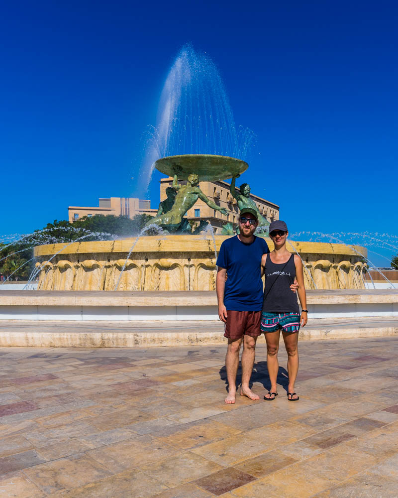 Melanie und Julian stehen gemeinsam vor einem Springbrunnen in Valetta.